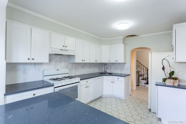 85-32 213th Street, Hollis Hills, NY 11427