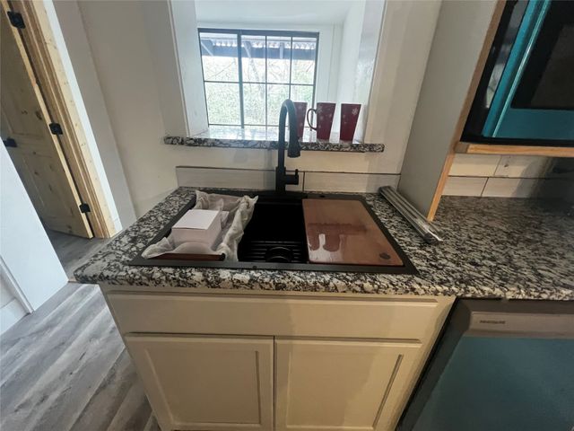 208 Cliffdale Avenue, Dallas, TX 75211