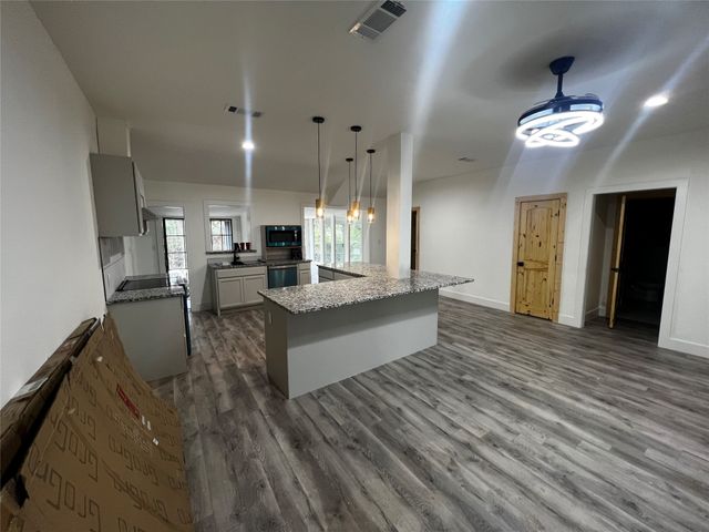 208 Cliffdale Avenue, Dallas, TX 75211