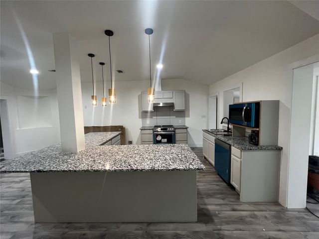 208 Cliffdale Avenue, Dallas, TX 75211