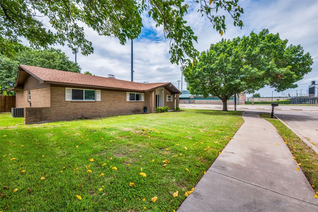 100 High School Drive, Waxahachie, TX 75165