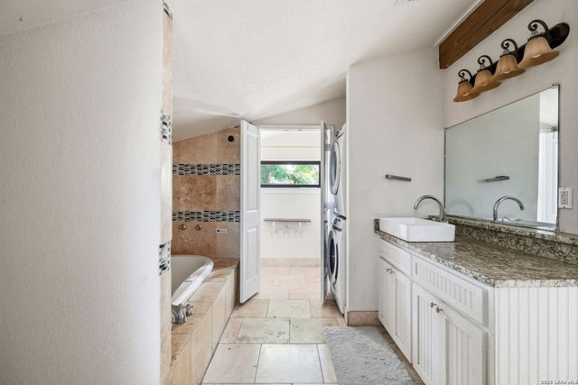 606 E AUSTIN ST, Luling, TX 78648