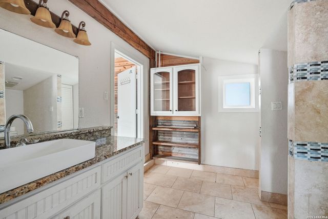 606 E AUSTIN ST, Luling, TX 78648