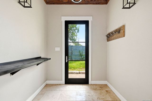 606 E AUSTIN ST, Luling, TX 78648