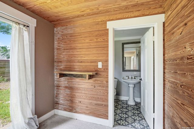 606 E AUSTIN ST, Luling, TX 78648