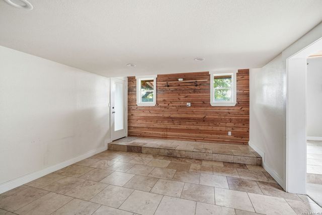 606 E AUSTIN ST, Luling, TX 78648