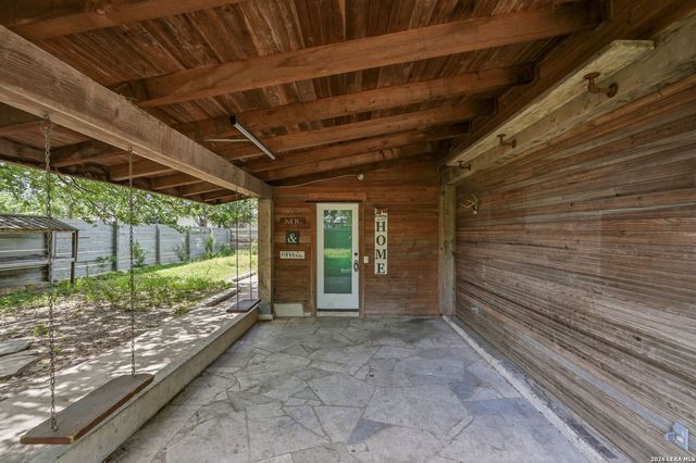 606 E AUSTIN ST, Luling, TX 78648