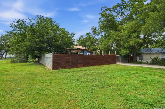 606 E AUSTIN ST, Luling, TX 78648