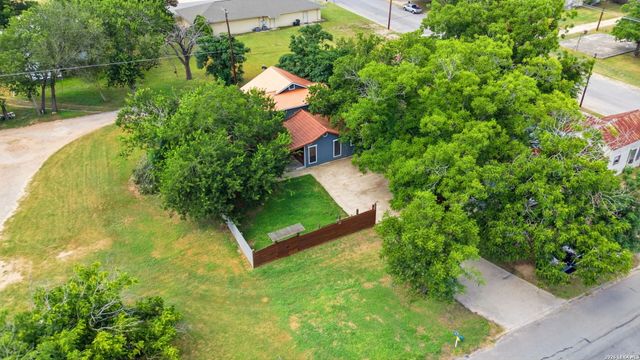 606 E AUSTIN ST, Luling, TX 78648