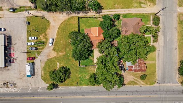 606 E AUSTIN ST, Luling, TX 78648