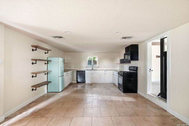 606 E AUSTIN ST, Luling, TX 78648