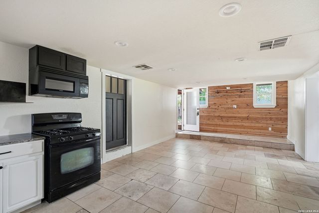 606 E AUSTIN ST, Luling, TX 78648