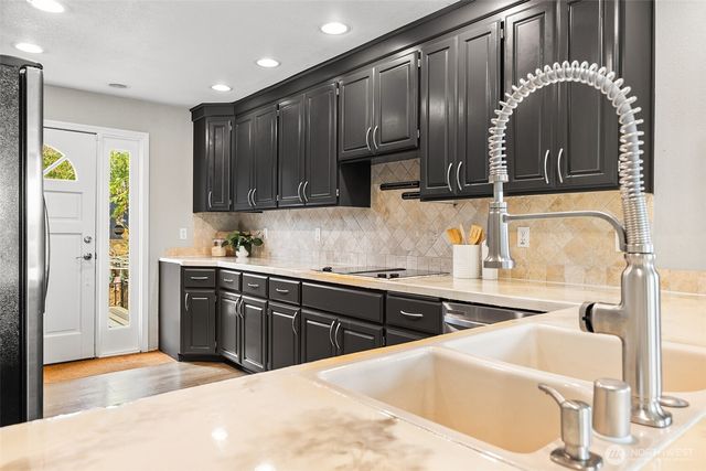 3721 Soundview Drive W, University Place, WA 98466