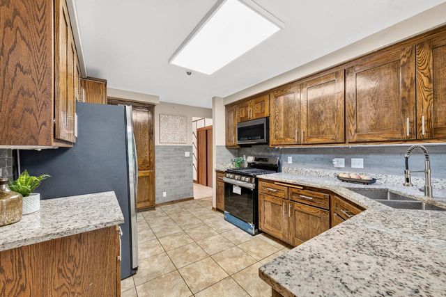 6589 N Crestwood DRIVE, Glendale, WI 53209