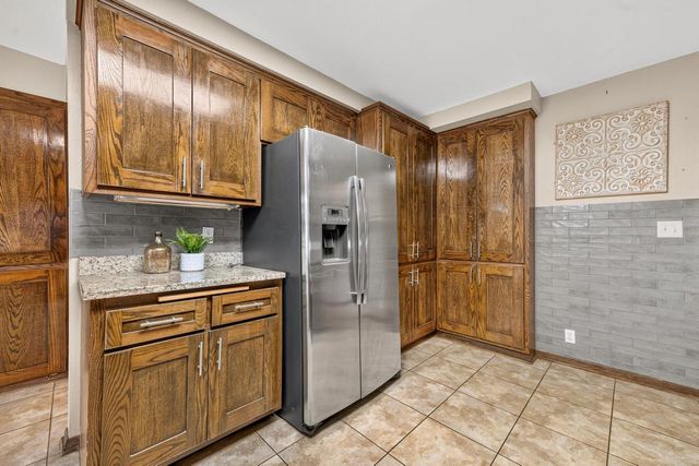 6589 N Crestwood DRIVE, Glendale, WI 53209
