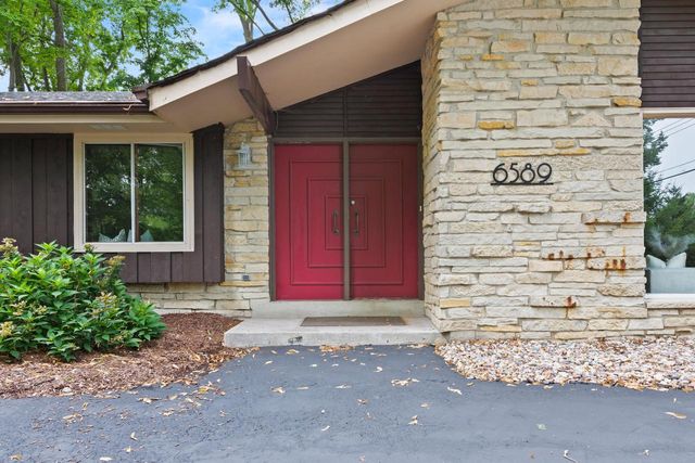 6589 N Crestwood DRIVE, Glendale, WI 53209
