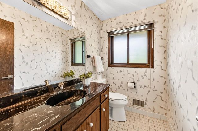 6589 N Crestwood DRIVE, Glendale, WI 53209