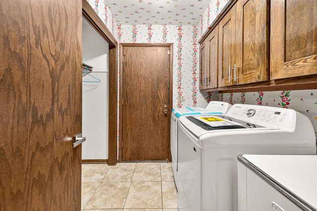 6589 N Crestwood DRIVE, Glendale, WI 53209