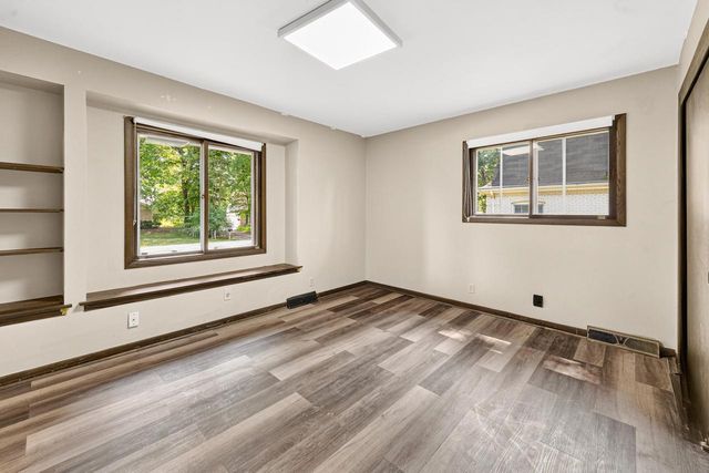 6589 N Crestwood DRIVE, Glendale, WI 53209