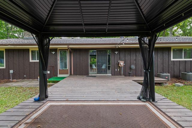 6589 N Crestwood DRIVE, Glendale, WI 53209