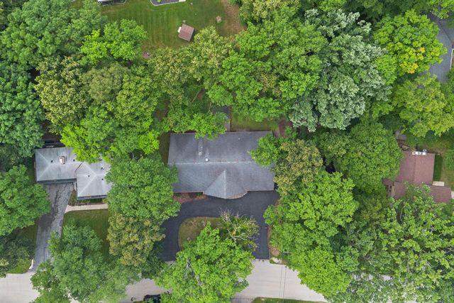 6589 N Crestwood DRIVE, Glendale, WI 53209