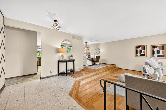 6589 N Crestwood DRIVE, Glendale, WI 53209