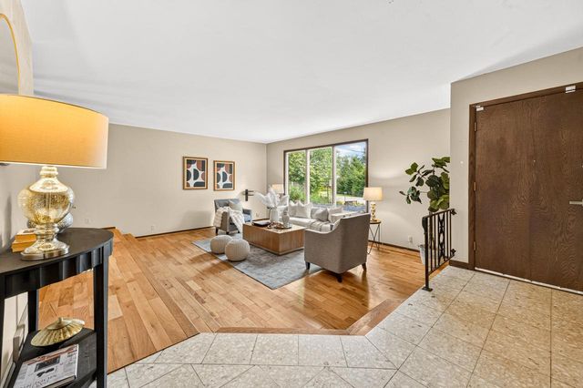 6589 N Crestwood DRIVE, Glendale, WI 53209