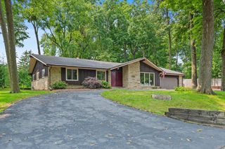 6589 N Crestwood DRIVE, Glendale, WI 53209
