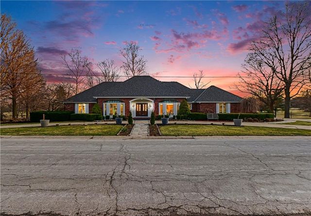204 NW Golfview Drive, Blue Springs, MO 64014
