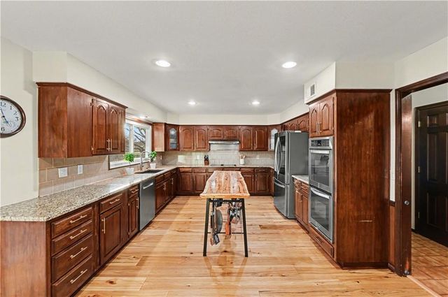 204 NW Golfview Drive, Blue Springs, MO 64014