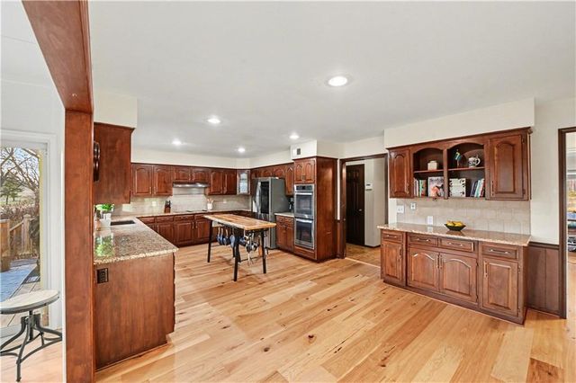 204 NW Golfview Drive, Blue Springs, MO 64014