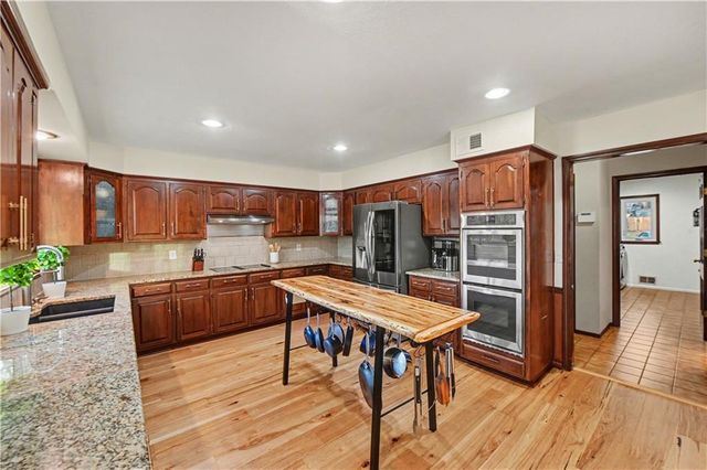 204 NW Golfview Drive, Blue Springs, MO 64014