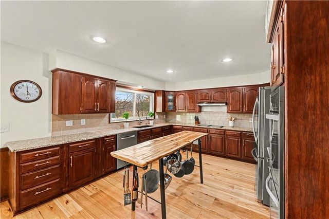 204 NW Golfview Drive, Blue Springs, MO 64014