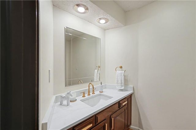 204 NW Golfview Drive, Blue Springs, MO 64014