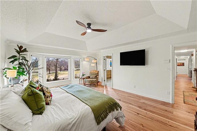 204 NW Golfview Drive, Blue Springs, MO 64014