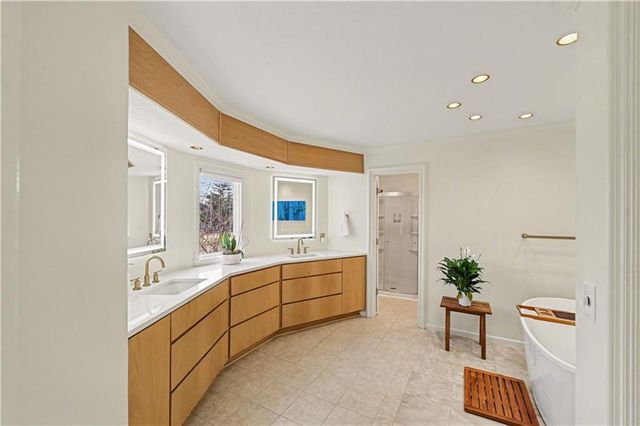 204 NW Golfview Drive, Blue Springs, MO 64014