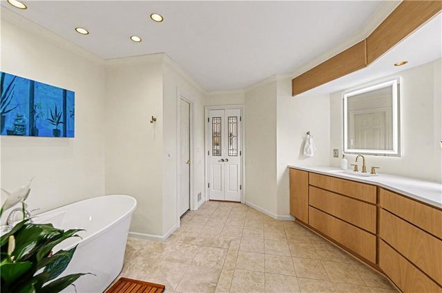 204 NW Golfview Drive, Blue Springs, MO 64014