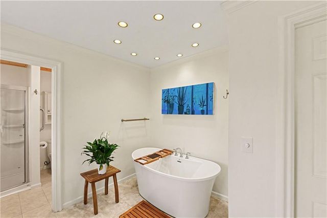 204 NW Golfview Drive, Blue Springs, MO 64014