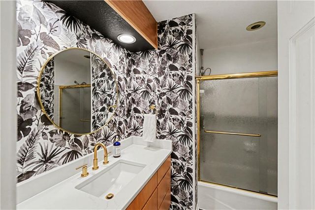 204 NW Golfview Drive, Blue Springs, MO 64014