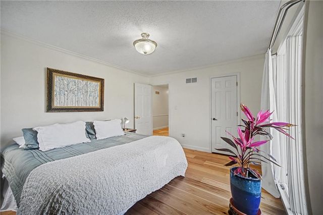 204 NW Golfview Drive, Blue Springs, MO 64014