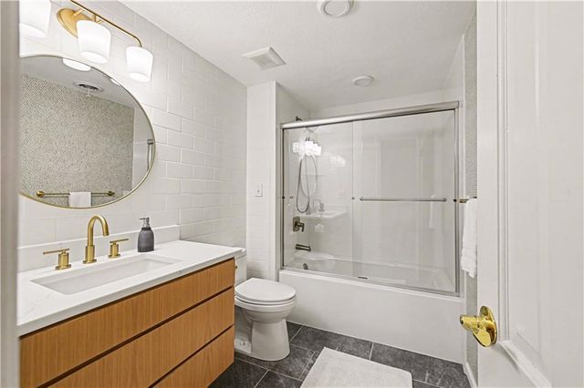 204 NW Golfview Drive, Blue Springs, MO 64014