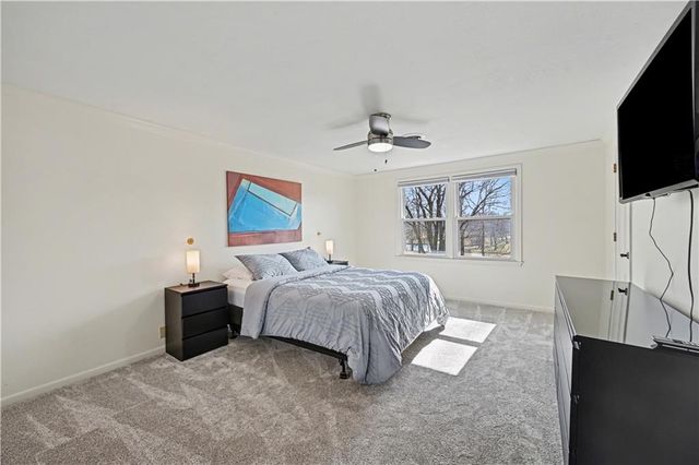 204 NW Golfview Drive, Blue Springs, MO 64014