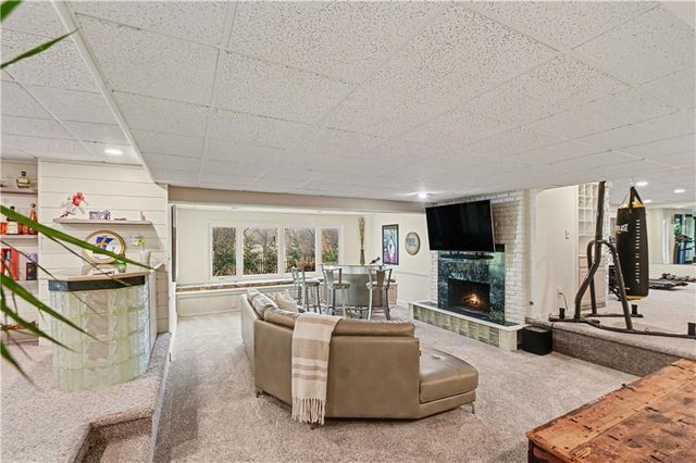 204 NW Golfview Drive, Blue Springs, MO 64014