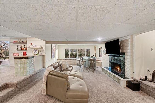 204 NW Golfview Drive, Blue Springs, MO 64014