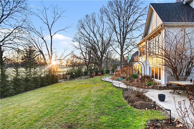 204 NW Golfview Drive, Blue Springs, MO 64014