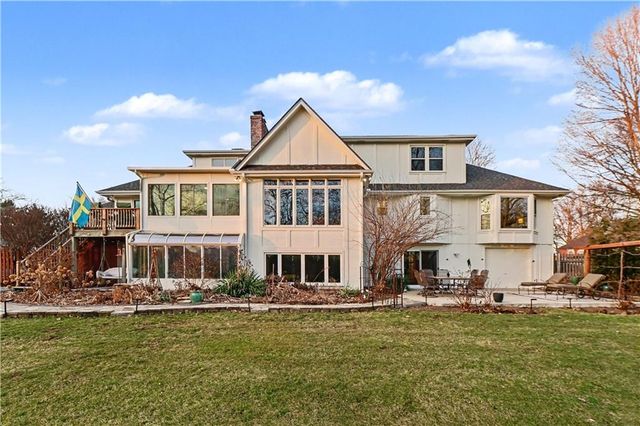 204 NW Golfview Drive, Blue Springs, MO 64014