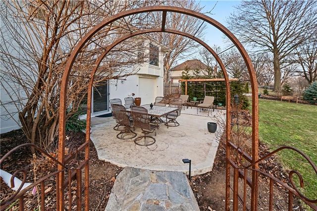 204 NW Golfview Drive, Blue Springs, MO 64014