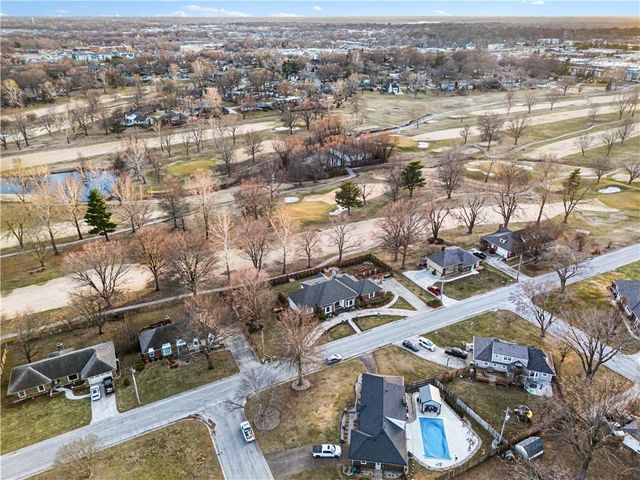 204 NW Golfview Drive, Blue Springs, MO 64014