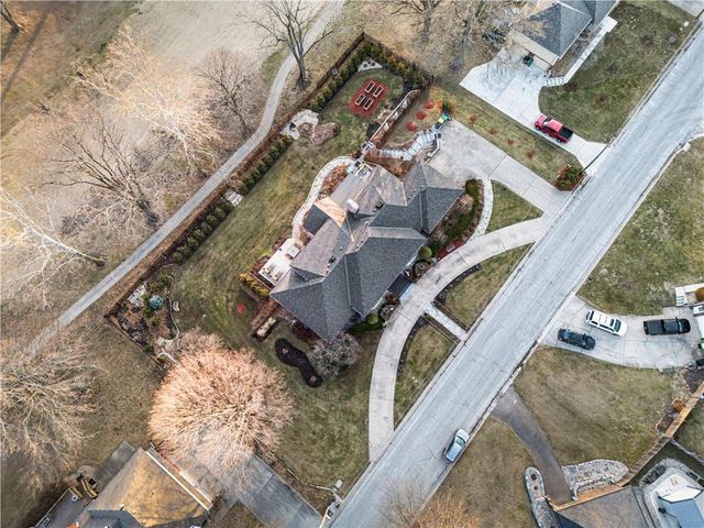 204 NW Golfview Drive, Blue Springs, MO 64014