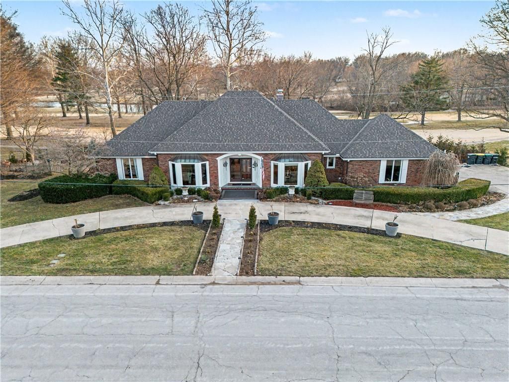 204 NW Golfview Drive, Blue Springs, MO 64014